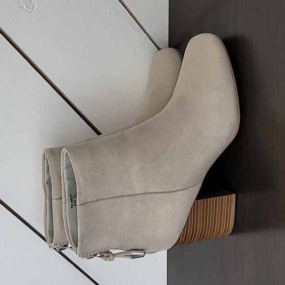 NEW Journee Collection Womens Audrina Gray 7.5M Stack Heel Ankle Boots - Picture 1 of 9